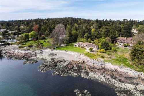 3035 Mcanally Rd, Saanich, BC 