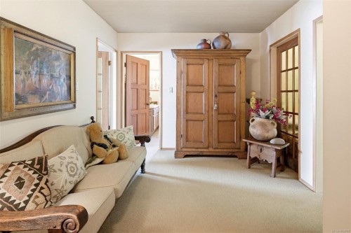 3035 Mcanally Rd, Saanich, BC 