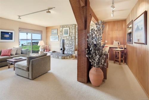 3035 Mcanally Rd, Saanich, BC 