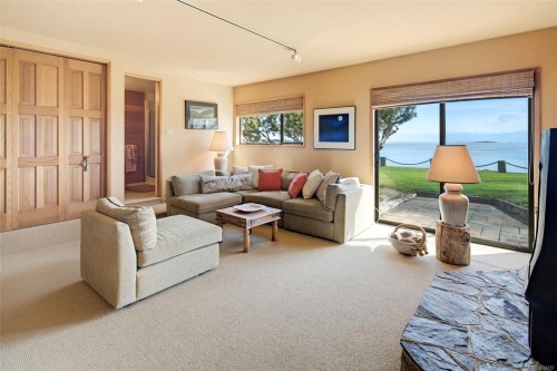 3035 Mcanally Rd, Saanich, BC 