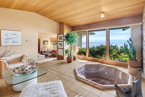 3035 Mcanally Rd, Saanich, BC 