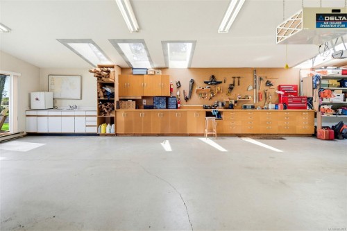 3035 Mcanally Rd, Saanich, BC 