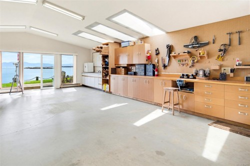 3035 Mcanally Rd, Saanich, BC 