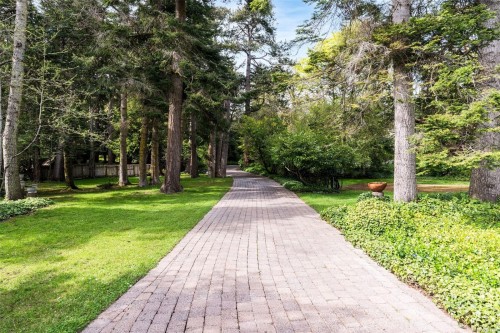 3035 Mcanally Rd, Saanich, BC 
