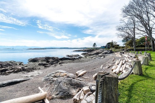 3035 Mcanally Rd, Saanich, BC 