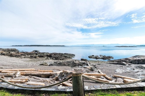 3035 Mcanally Rd, Saanich, BC 