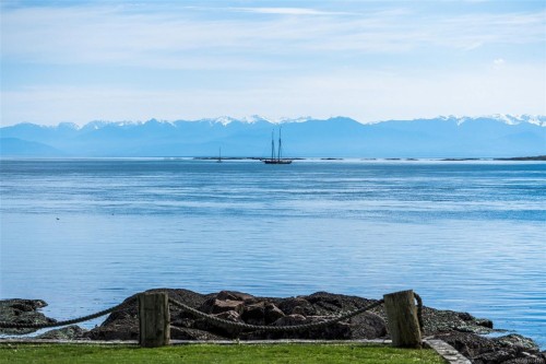 3035 Mcanally Rd, Saanich, BC 