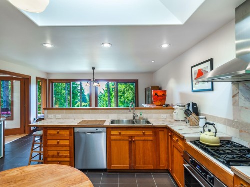 1055 Spider Lake Rd, Qualicum Beach, BC 