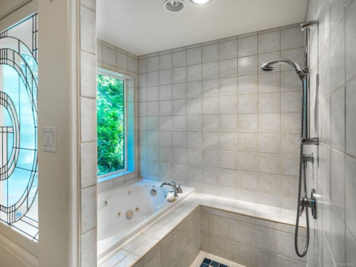 1055 Spider Lake Rd, Qualicum Beach, BC 