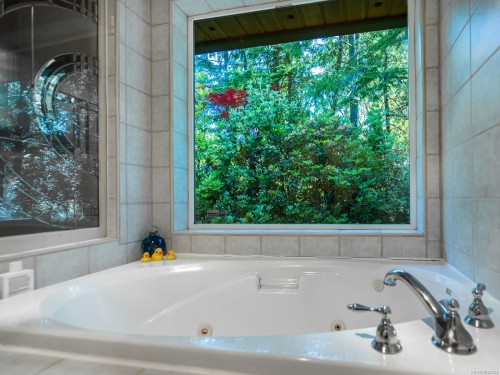 1055 Spider Lake Rd, Qualicum Beach, BC 