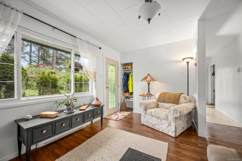 1545 Kye Bay Rd, Comox, BC - Indoor Photo Showing Living Room