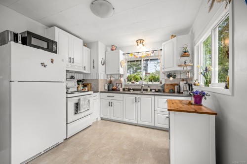 1545 Kye Bay Rd, Comox, BC - Indoor Photo Showing Kitchen With Double Sink