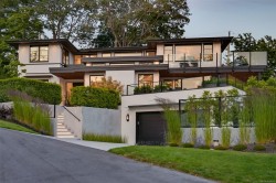 717 Robleda Cres Victoria, BC V8S 3K6