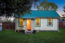 608 11th St Courtenay, BC V9N 1T1