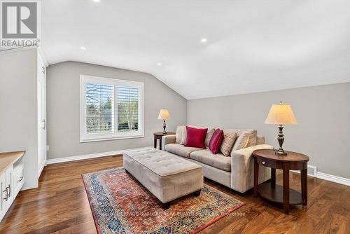 89 Stonegate Drive, Hamilton, ON - Indoor Photo Showing Living Room