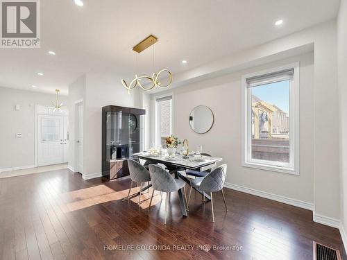 31 Bolsby Court, Aurora, ON 