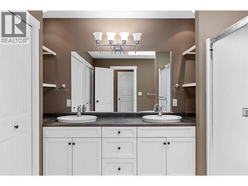 479 Middleton Way, Coldstream, BC - Indoor Photo Showing Bathroom
