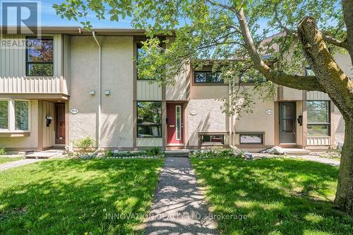 2113 STONEHENGE CRESCENT  Ottawa, ON K1B 4N7