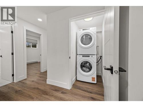1437 April Springs Court, Kelowna, BC - Indoor Photo Showing Laundry Room