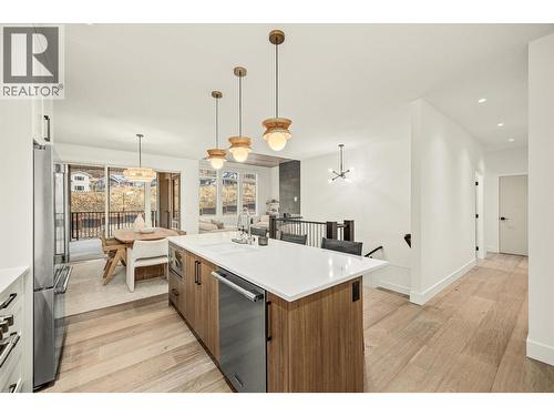 1437 April Springs Court, Kelowna, BC - Indoor Photo Showing Kitchen With Upgraded Kitchen