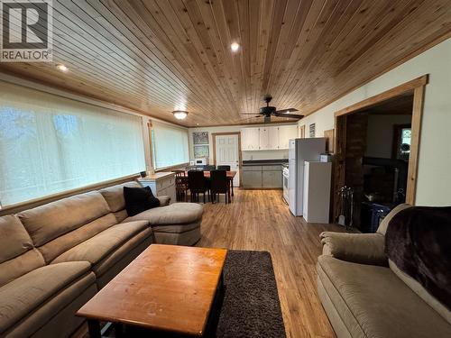 Beautiful pine wood details on the ceiling - 6453 Pinaus Lake Road, Falkland, BC 