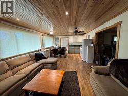 Beautiful pine wood details on the ceiling - 