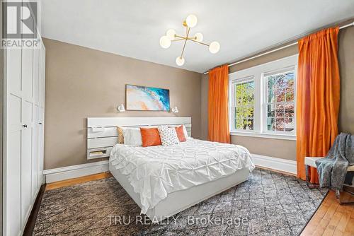 Large bright master bedroom - 5 Grove Avenue, Ottawa, ON 