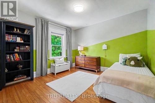 Spacious second bedroom - 5 Grove Avenue, Ottawa, ON 