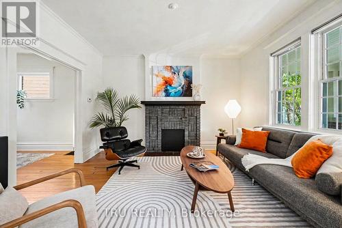 Bright spacious living room, opens to dining area - 5 Grove Avenue, Ottawa, ON 