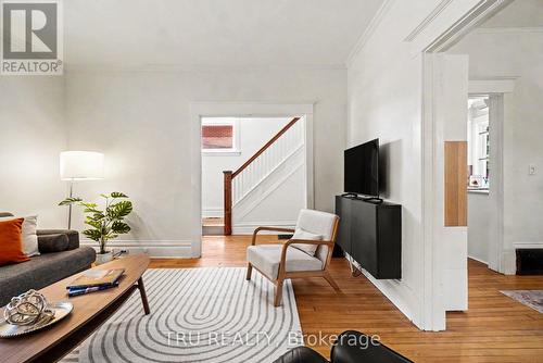 Bright spacious living room, opens to dining area - 5 Grove Avenue, Ottawa, ON 