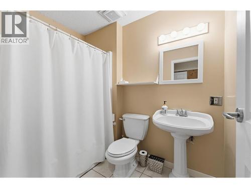 4 piece Bathroom on Main Floor - 324 Clifton Road N, Kelowna, BC 