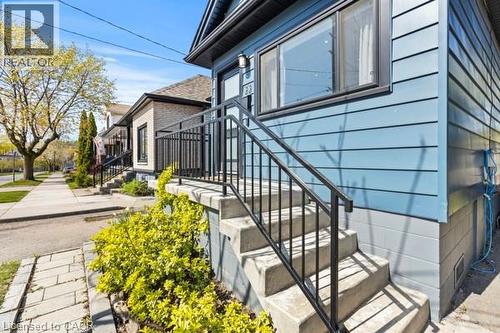 33 Huxley Avenue N, Hamilton, ON 