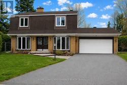 15 HALLOWELL COURT Ottawa, ON K2H 8N4