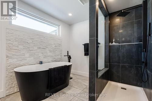 Main floor bathroom with soaker tub - 80 Lighthouse Drive, Haldimand (Dunnville), ON 