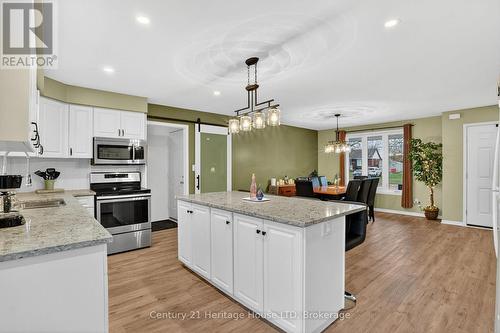 3742 Black Creek Road, Fort Erie (Black Creek), ON - Indoor Photo Showing Kitchen With Upgraded Kitchen