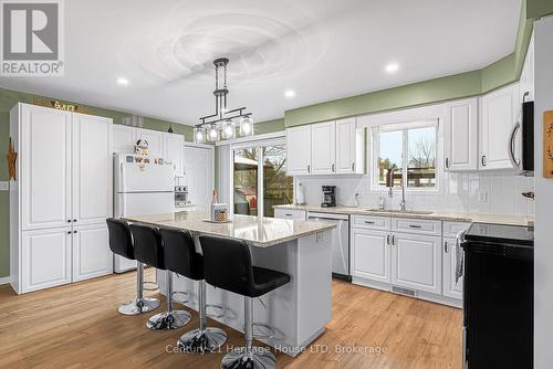 3742 Black Creek Road, Fort Erie (Black Creek), ON - Indoor Photo Showing Kitchen With Upgraded Kitchen