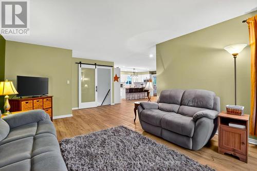 3742 Black Creek Road, Fort Erie (Black Creek), ON - Indoor Photo Showing Living Room