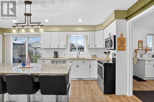 3742 Black Creek Road, Fort Erie (Black Creek), ON - Indoor Photo Showing Kitchen With Upgraded Kitchen