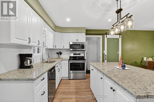 3742 Black Creek Road, Fort Erie (Black Creek), ON - Indoor Photo Showing Kitchen With Double Sink With Upgraded Kitchen