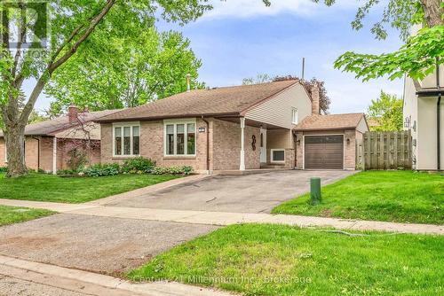 Drive - 43 Stoddart Drive, Aurora (Aurora Highlands), ON 