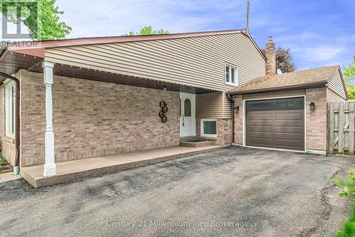 Drive - 43 Stoddart Drive, Aurora (Aurora Highlands), ON 