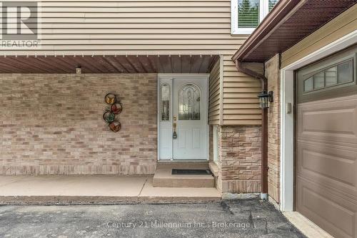 Drive - 43 Stoddart Drive, Aurora (Aurora Highlands), ON 