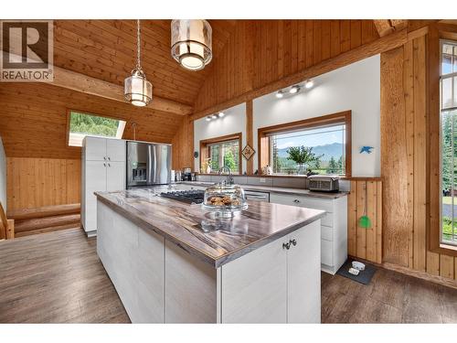 2030 Solsqua-Sicamous Road, Sicamous, BC - Indoor Photo Showing Kitchen