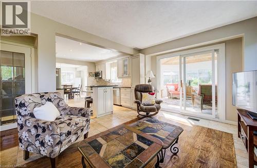 135 Royal Orchard Drive, Kitchener, ON - Indoor Photo Showing Living Room