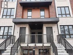 8 - 4015 HICKORY DRIVE  Mississauga, ON L4W 1L1