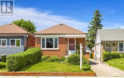 16 EAST DRIVE Toronto, ON M6N 2N7