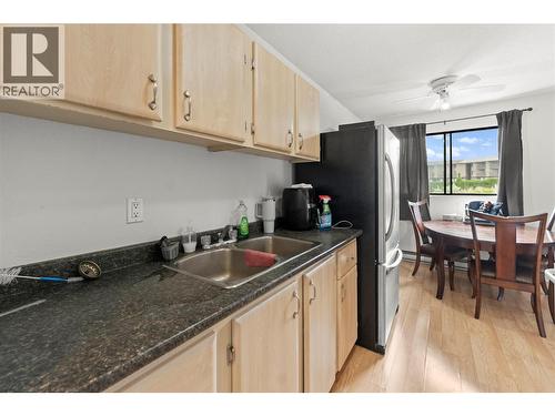 555 Dalgleish Drive Unit# 412, Kamloops, BC - Indoor Photo Showing Kitchen With Double Sink