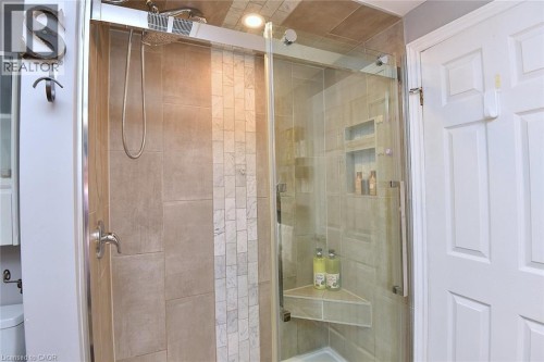 18 Dennis Avenue, Waterdown, ON - Indoor Photo Showing Bathroom
