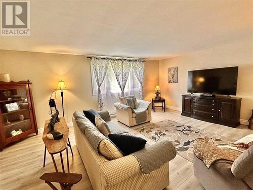 1157 Martin Road, Spragge, ON - Indoor Photo Showing Living Room