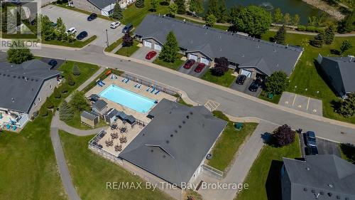 Pool and clubhouse - 3 Golf Avenue, Wasaga Beach, ON 